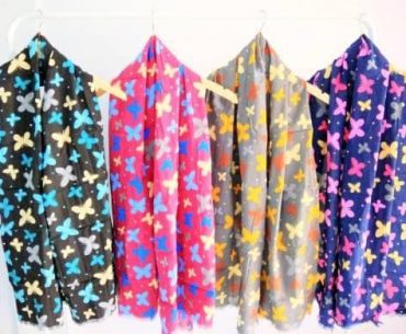 Tampil Cerah di Musim Hujan dengan Kerudung Warna Cerah