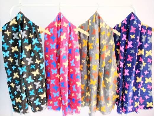 Tampil Cerah di Musim Hujan dengan Kerudung Warna Cerah