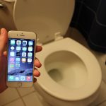 ponsel di kamar mandi