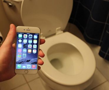 ponsel di kamar mandi