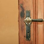 Kuman Pada Gagang Pintu