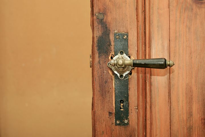 Kuman Pada Gagang Pintu