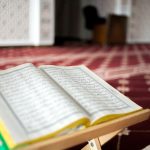 orang sholeh menilai seseorang