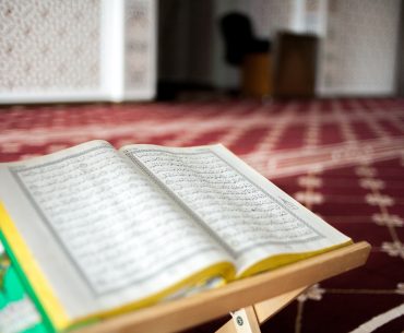 orang sholeh menilai seseorang