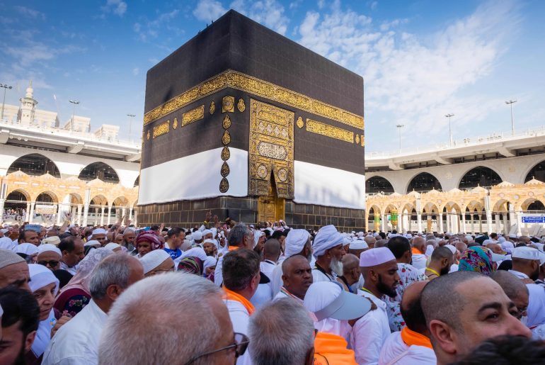 Sosok Penulis di Balik Kaligrafi di Kiswah Ka’bah kaligrafi kiswah ka'bah