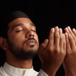 Inilah Hikmah Tidak Memejamkan Mata saat Sholat