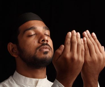 Inilah Hikmah Tidak Memejamkan Mata saat Sholat