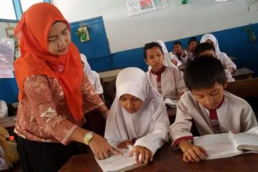 Sadari & Ketahuilah Besarnya Jasa Seorang Guru