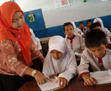 Sadari & Ketahuilah Besarnya Jasa Seorang Guru