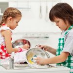 Agar Anak Tumbuh Penuh Tanggung Jawab, Latih Ia dengan 5 Kegiatan Ini