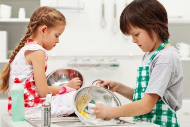 Agar Anak Tumbuh Penuh Tanggung Jawab, Latih Ia dengan 5 Kegiatan Ini