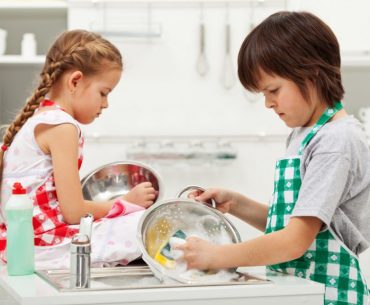 Agar Anak Tumbuh Penuh Tanggung Jawab, Latih Ia dengan 5 Kegiatan Ini