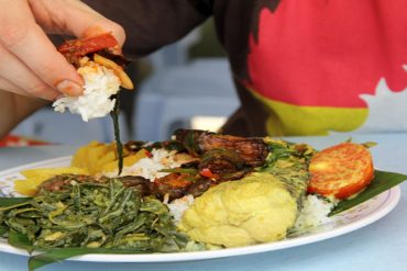 Inilah Hikmah Makan Dengan Tangan Kanan