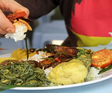 Inilah Hikmah Makan Dengan Tangan Kanan