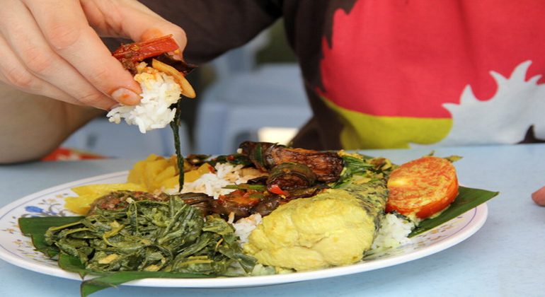 Inilah Hikmah Makan Dengan Tangan Kanan