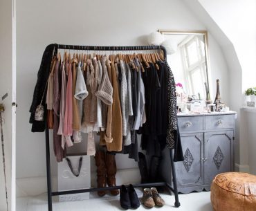 Capsule Wardrobe Membantumu Tak Lagi Bingung Memilih Pakaian. Ini 5 Caranya adab berpakaian