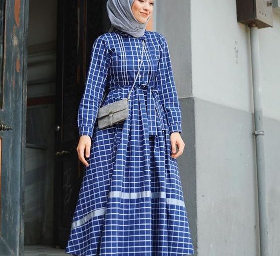 6 Cara Tampil Keren dengan Dress Kotak-Kotak