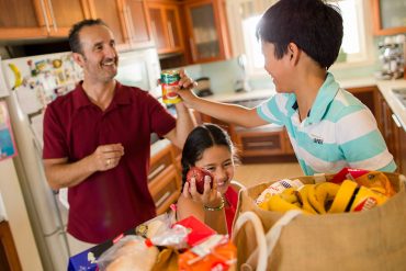 Latih Disiplin Anak, Ajak Mereka Membuat Aturan Keluarga dengan 6 Langkah Ini