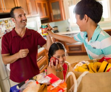 Latih Disiplin Anak, Ajak Mereka Membuat Aturan Keluarga dengan 6 Langkah Ini