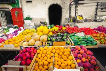Anggur Salah satu buah yang dapat mencegah terjadinya penyakit jantung yaitu buah anggur. Buah anggur terutama anggur merah dan ungu banyak mengandung flavonoid dan resveratrol yang dapat meningkatkan kesehatan sel-sel yang melapisi pembuluh darah.