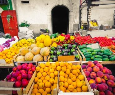 Anggur Salah satu buah yang dapat mencegah terjadinya penyakit jantung yaitu buah anggur. Buah anggur terutama anggur merah dan ungu banyak mengandung flavonoid dan resveratrol yang dapat meningkatkan kesehatan sel-sel yang melapisi pembuluh darah.