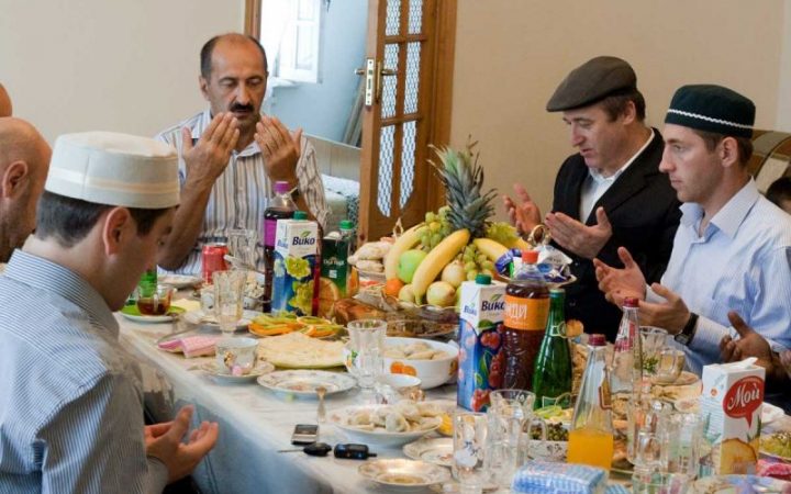 Inilah Beberapa Adab & Doa Penting Saat Makan