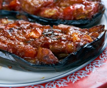 Imam Bayildi, Hidangan Terong yang Gurih dengan Minyak Zaitun Imam Bayildi, Hidangan Terong yang Gurih dengan Minyak Zaitun