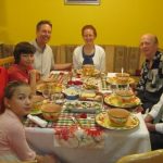 6 Adab Memuliakan Tamu sebagai Tuan Rumah