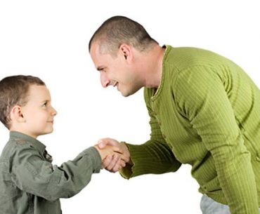 Ajarkan Anak Sopan Santun dan Menghormati dengan 5 Cara Ini