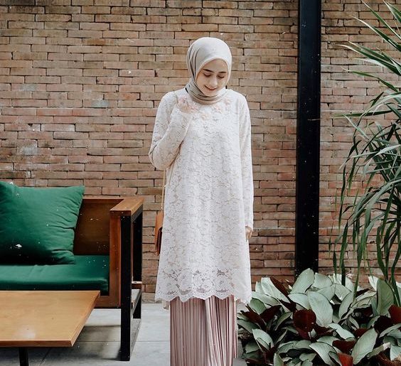 Menarik dan Elegan, Intip 8 Padu Padan Busana Brokat Ini