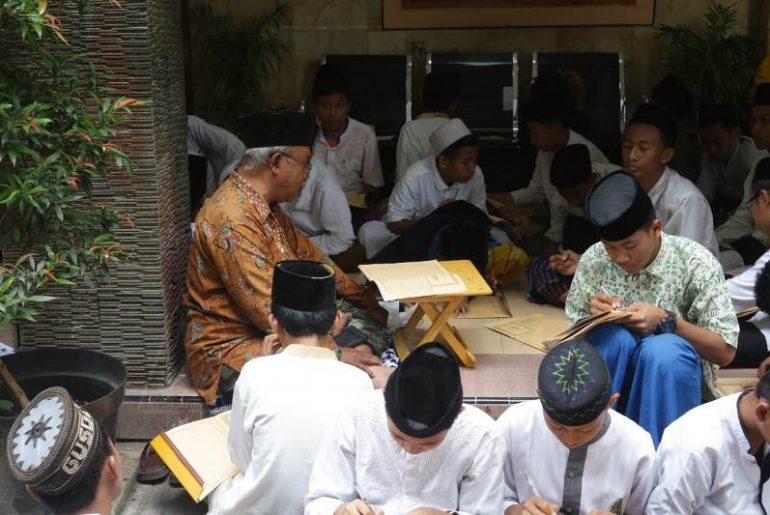 Obat Hati : Berdzikir dan Berkumpul Orang Saleh Obat Hati : Berdzikir dan Berkumpul Orang Saleh