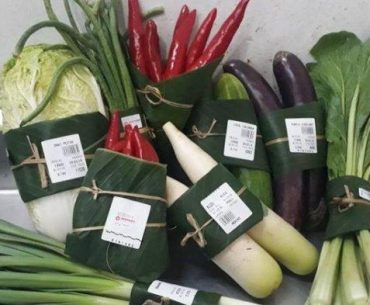 Supermarket di Bali Ini Menggunakan Daun Pisang untuk Mengemas Bahan Segar. Ini Alasannya