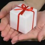 Lakukan 7 Hal Ini untuk Anak dengan Bahasa Cinta ‘Hadiah’