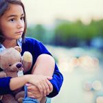 7 Cara Menghadapi Anak yang Sensitif