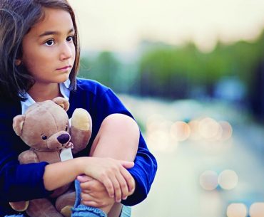 7 Cara Menghadapi Anak yang Sensitif