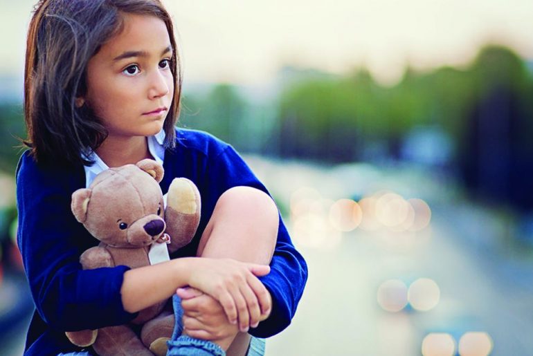 7 Cara Menghadapi Anak yang Sensitif