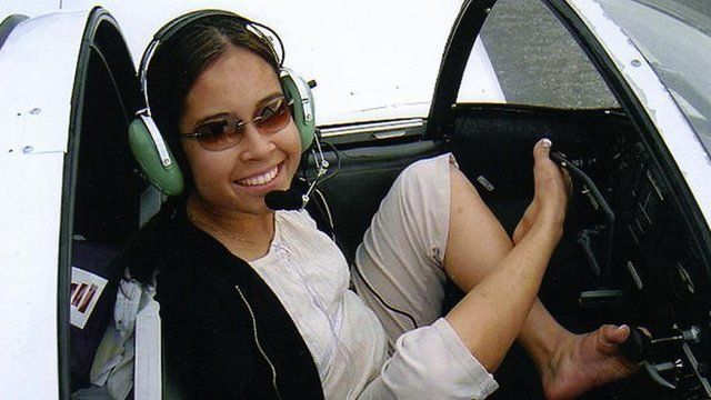 Inspiratif! Wanita Ini Berhasil Menjadi Pilot Walaupun Terlahir Tanpa Tangan