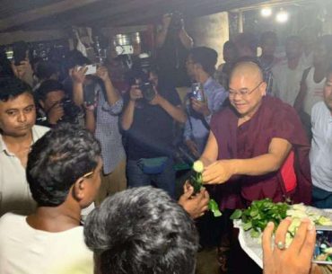 Warga Buddha Myanmar Mendukung Umat Muslim Beribadah Tarawih Warga Buddha Myanmar Mendukung Umat Muslim Beribadah Tarawih