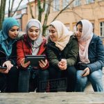 6 Manfaat Berteman dengan Orang Baik dan Berkarakter Positif