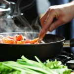 Memasak Tanpa Minyak Bisa, Lho. Perhatikan Hal Ini