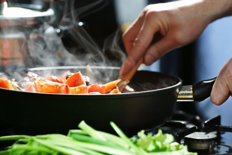 Memasak Tanpa Minyak Bisa, Lho. Perhatikan Hal Ini