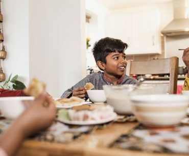 Benarkah Saat Imsak Harus Berhenti Makan?