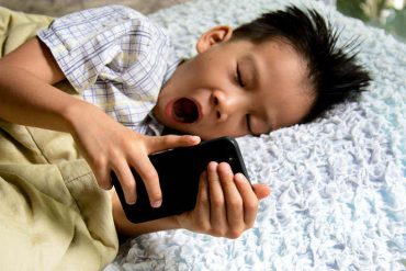 Batasi Gadget pada Anak Jika Mereka Menunjukkan 8 Tanda Ini