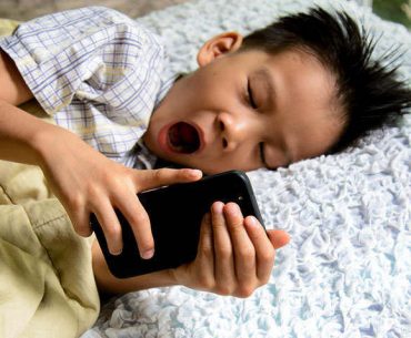 Batasi Gadget pada Anak Jika Mereka Menunjukkan 8 Tanda Ini