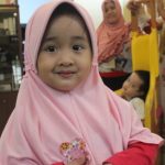 Latihlah Anakmu Menutup Aurat Sejak Dini