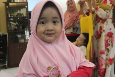 Latihlah Anakmu Menutup Aurat Sejak Dini