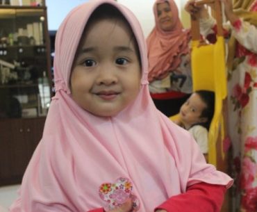 Latihlah Anakmu Menutup Aurat Sejak Dini