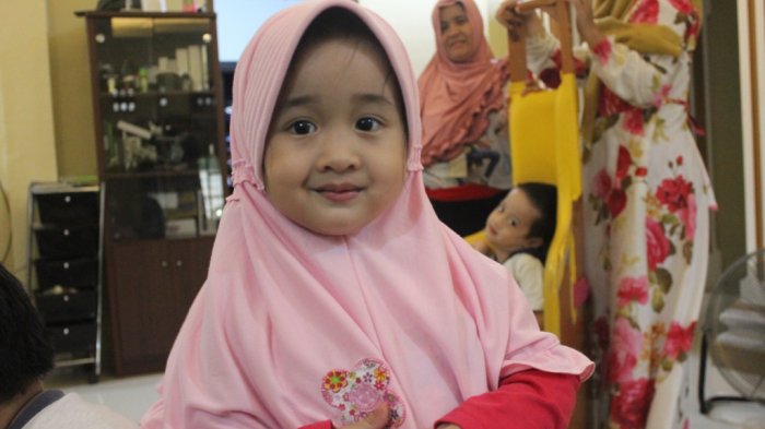 Latihlah Anakmu Menutup Aurat Sejak Dini