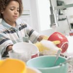 Ini Alasan Anak Harus Diberi Tanggung Jawab Pekerjaan Rumah