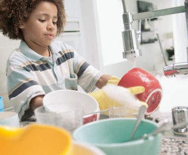 Ini Alasan Anak Harus Diberi Tanggung Jawab Pekerjaan Rumah